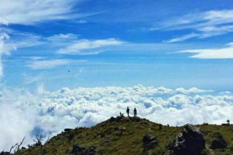 Dua pendaki tengah menikmati panorama di puncak Gunung Bawakaraeng, Kabupaten Gowa, Sulawesi Selatan. Selasa, (31/1/2017).