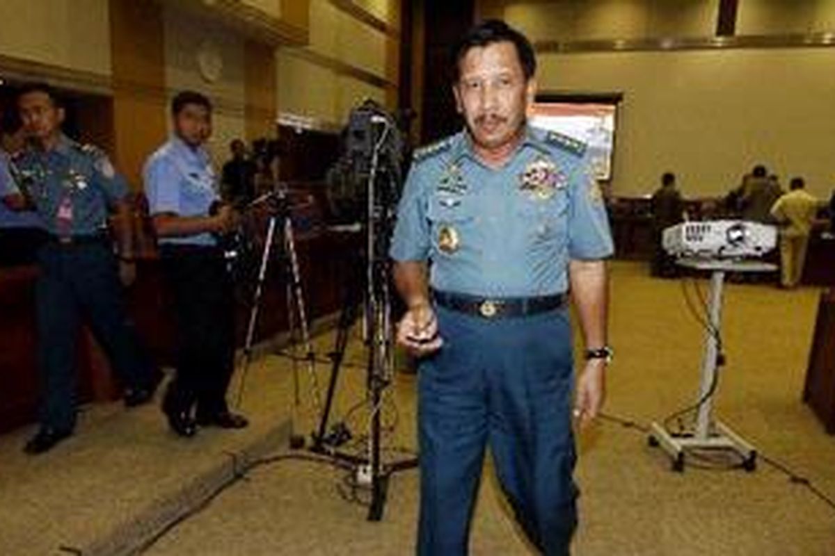 Laksamana TNI Agus Suhartono usai jeda uji kelayakan dan kepatutan calon Panglima TNI di Ruang Komisi I, Gedung DPR RI, Jakarta Pusat, Kamis (23/9/2010). Agus merupakan calon tunggal Panglima TNI yang diajukan Presiden Susilo Bambang Yudhoyono ke DPR.