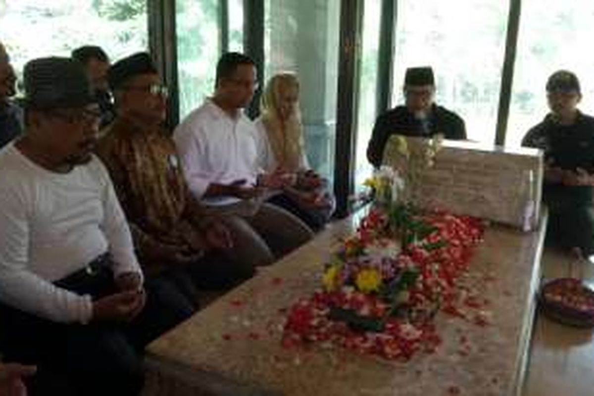 Calon gubernur DKI Jakarta nomor pemilihan tiga, Anies Baswedan, ziarah ke makam Wakil Presiden pertama RI, Mohammad Hatta, di TPU Tanah Kusir, Kamis (10/11/2016). Turut dalam ziarah tersebut putri kedua Mohammad Hatta, Gemala Hatta. 