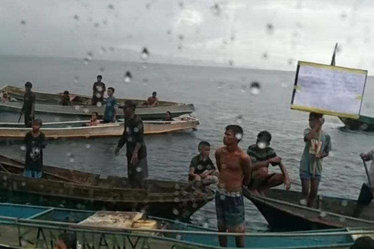 Kapal cepat muat ratusan penumpang arus balik Lebaran dihadang puluhan warga Desa Cempedak di tengah laut