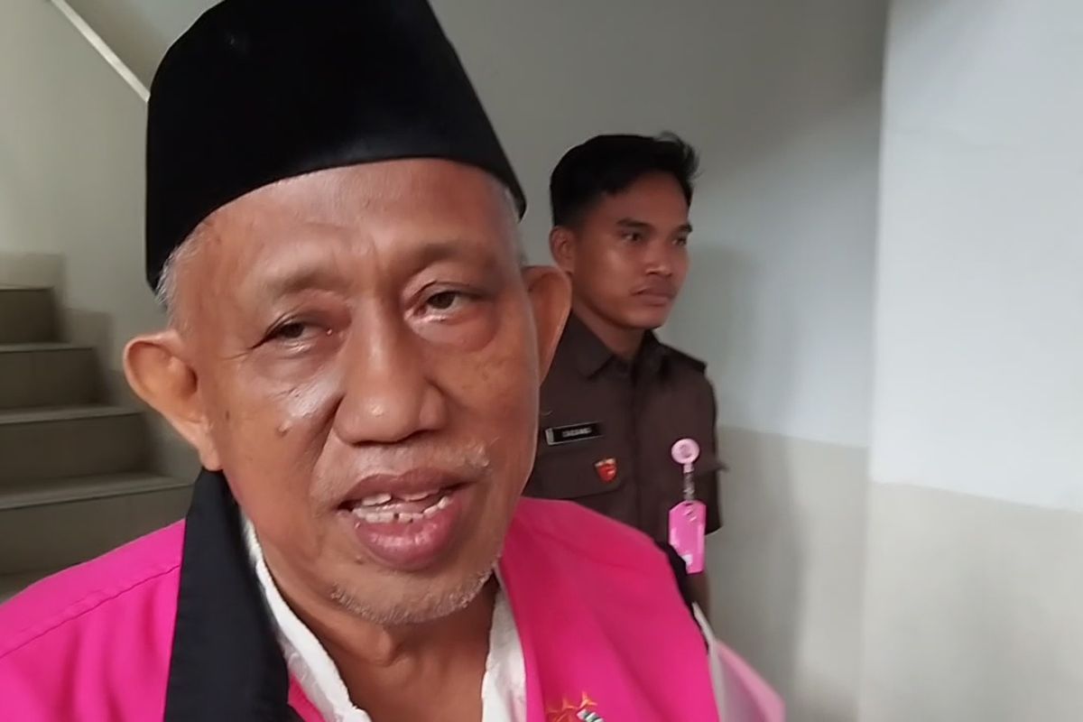 Lurah Kelapa Dua, Kebon Jeruk, Jakarta Barat, periode 2015-2017, Herman (63), didakwa memeras warga yang hendak menjual tanah di Pengadilan Tipikor Jakarta Pusat, Senin (16/6/2025).