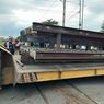 Truk Pengangkut Besi Baja Tersangkut di Rel, Jadwal Perjalanan KA Terganggu 2 Jam