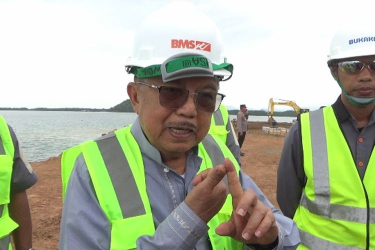 Jusuf Kalla saat mengunjungi pembangunan Smelter nikel dan pelabuhan Jetty (dermaga) di Desa Karang-karangan, Kecamatan Bua, Kabupaten Luwu, Sulawesi Selatan, Jumat (15/9/2023) sore.
