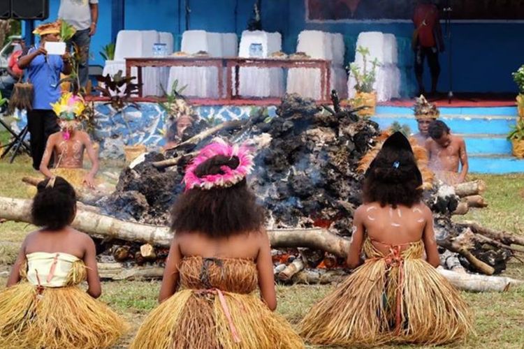 Apen Bayeren, sebuah atraksi jalan di atas bara batu. Merupakan salah satu tarian khas Biak Numfor yang lekat dengan unsur budaya juga unsur magis. 