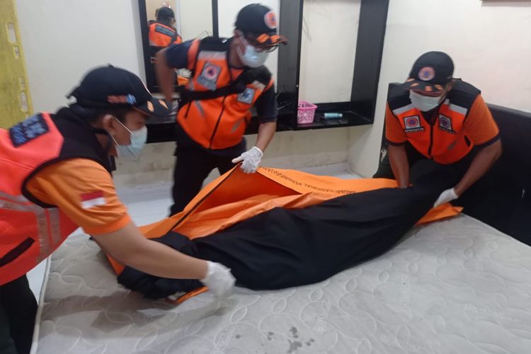 Petugas mengevakuasi jenazah korban yang ditemukan dengan leher terlilit kabel di Kota Denpasar, Provinsi Bali.
