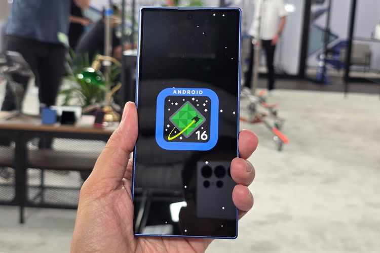 Samsung Galaxy Z Fold 7 menjadi HP pertama yang dibekali antarmuka OneUI 8. Antarmuka ini dibuat berbasis Android 16. Menurut pihak Samsung, OneUI 8 dirancang agar berjalan optimal di perangkat layar lipat seperti Galaxy Z Fold 7 dan Galaxy Z Flip 7.