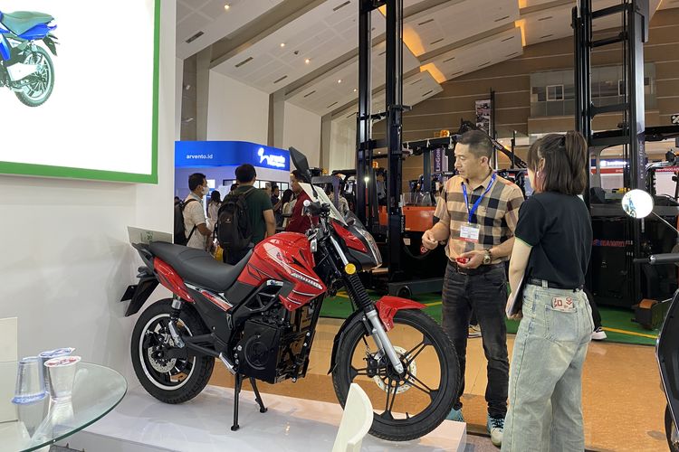 Pengunjung berburu motor listrik murah asal China di hari terakhir INAPA 2023