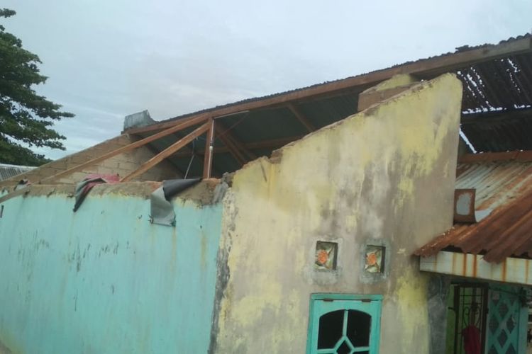 Rumah warga yang rusak karena puting beliung di Bangka Barat, Senin (30/11/2020).