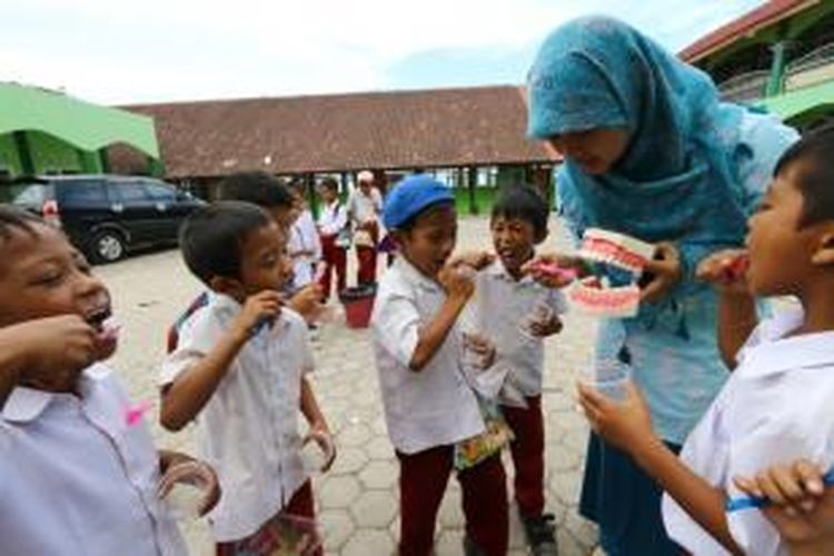 Edukasi kesehatan gigi untuk anak sekolah dasar di Kecamatan Suela, Lombok Timur, NTB.