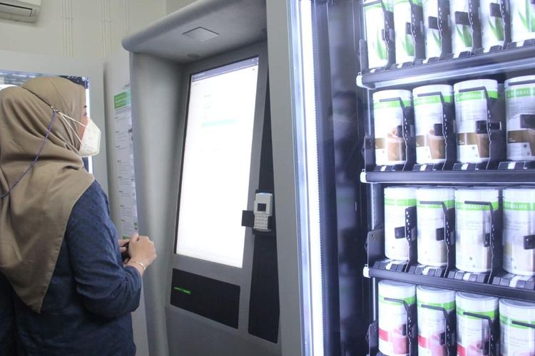 fasilitas Automated Sales Center berkonsep vending machine dari Herbalife Nutrition.