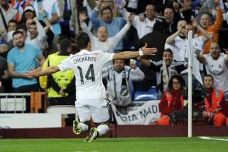 Penyerang Real Madrid, Javier Hernandez, merayakan golnya pada pertandingan leg kedua perempat final Liga Champions melawan Atletico Madrid, di Santiago Bernabeu, Rabu atau Kamis (23/4/2015) dini hari WIB. 