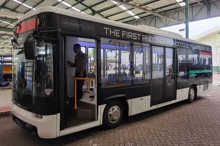 Jetbus Transit buatan Adiputro sedang diuji coba di Solo