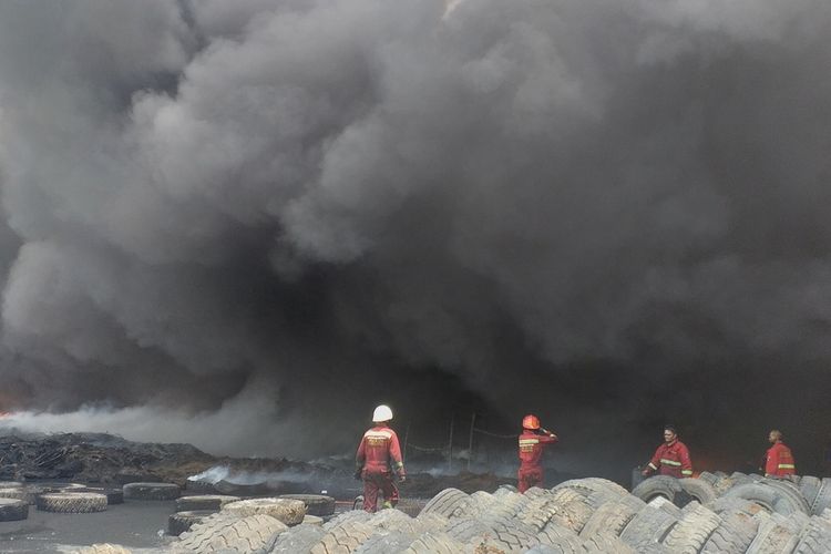 Puluhan petugas damkar sedang berupaya memadamkan api kebakaran pabrik pengolahan ban bekas di Jalan Pemuda, Kelurahan Tampan, Kecamatan Payung Sekaki, Kota Pekanbaru, Riau, Selasa (18/8/2020).