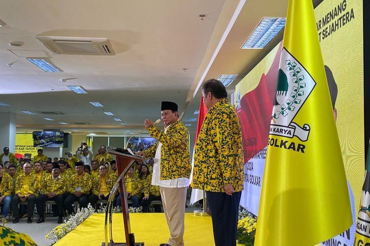 Prabowo Subianto memuji Partai Golkar usai mengusulkan Gibran Rakabuming Raka sebagai Bacawapres dalam Rapimnas II Partai Golkar di DPP Partai Golkar, Jakarta Barat, Sabtu (21/10/2023). 