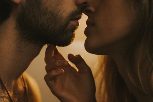 10 Teknik Berciuman yang Bakal Bikin Pasangan Makin Terpikat