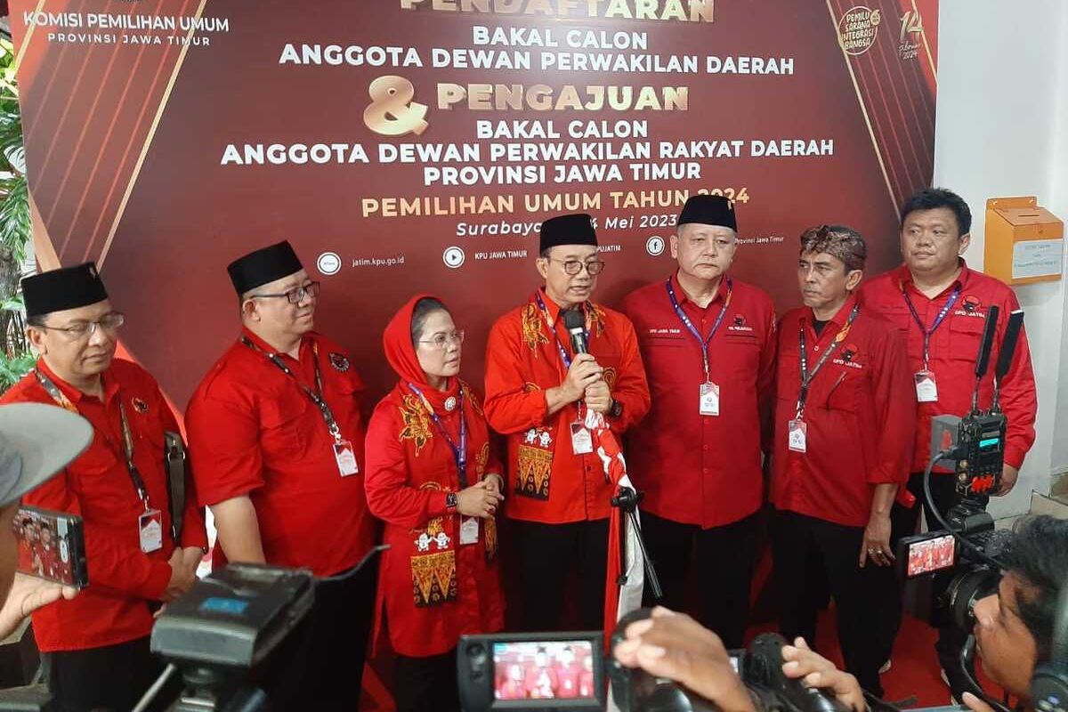 PDI-P Jatim daftarkan bacaleg DPRD Jatim ke kantor KPU Jatim, Kamis (11/5/2023).