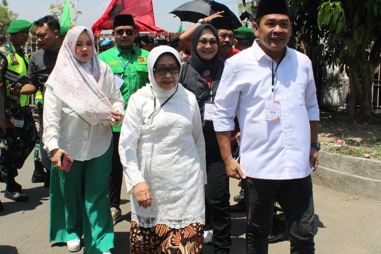 Pasangan petahana Pilkada Jombang, Jawa Timur, Mundjidah Wahab - Sumrambah, saat mendaftar ke KPU Jombang, Rabu (27/8/2024)
