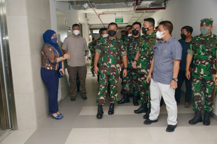 Pangdam Jaya sekaligus Panglima Komando Tugas Gabungan Terpadu (Pangkogasgabpad) Satgas Covid-19 Jakarta Mayjen Untung Budiharto bersama Deputi Bidang Penanganan Darurat BNPB Mayjen Fajar Setyawan meninjau langsung kesiapan Rusun Daan Mogot, Sabtu (29/1/2022).