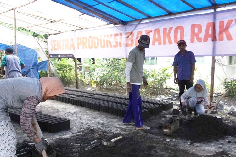Aksi Cepat Tanggap (ACT) menginisiasi sejumlah program pemulihan, di antaranya adalah pembangunan hunian nyaman terpadu dan pabrik batako yang memberdayakan warga terdampak erupsi Gunung Semeru.