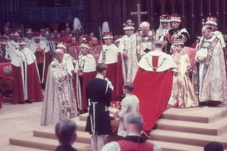 Philip merupakan orang pertama untuk menyampaikan penghormatan kepada istrinya saat dinobatkan sebagai Ratu Elizabeth II tahun 1953.