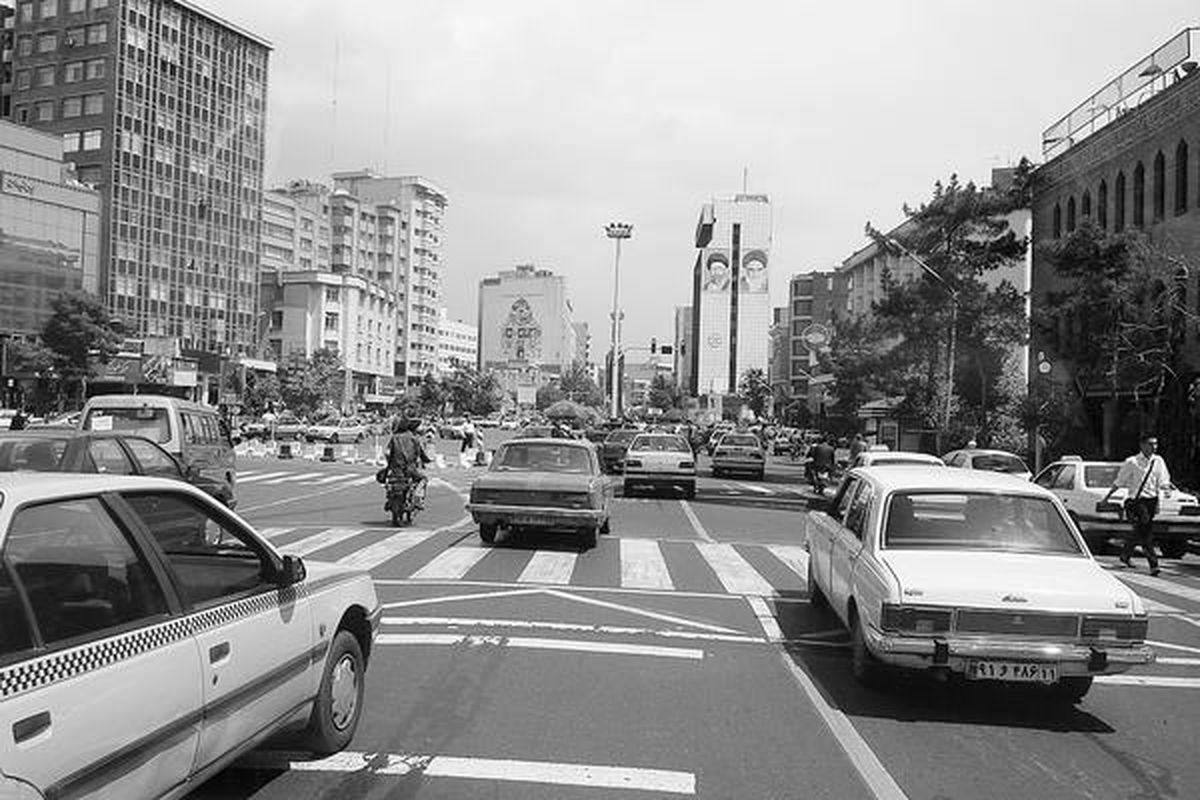 Teheran, ibu kota Iran, pada pertengahan April 2010. Keramaian lalu lintas kota serta aktivitas warga yang relatif berjalan normal menjadi bukti kemampuan bangsa Iran mengatasi berbagai embargo Amerika Serikat dan sekutu-sekutunya.