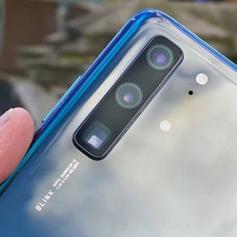 Deretan kamera belakang di ponsel purwarupa yang diduga sebagai Huawei P40.