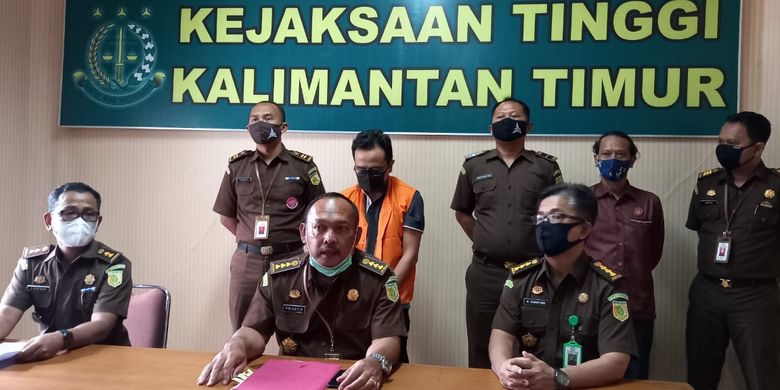 Asisten Tindak Pidana Khusus Kejati Kaltim, Prihatin SH (tengah) didampingi penyidik saat memberi keterangan pers di Kantor Kejati Kaltim, Jalan Bung Tomo, Samarinda, Selasa (3/11/2020). 