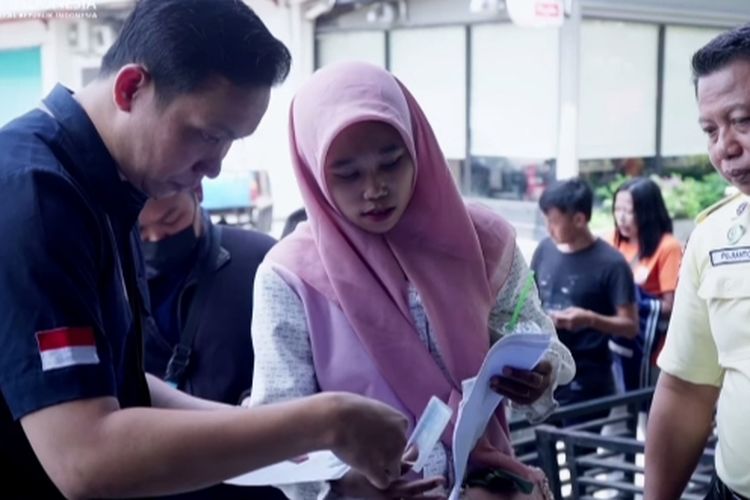 Warga saat antre tukar uang baru di Pelabuhan Ketapang, Banyuwangi, Selasa (26/3/2024)