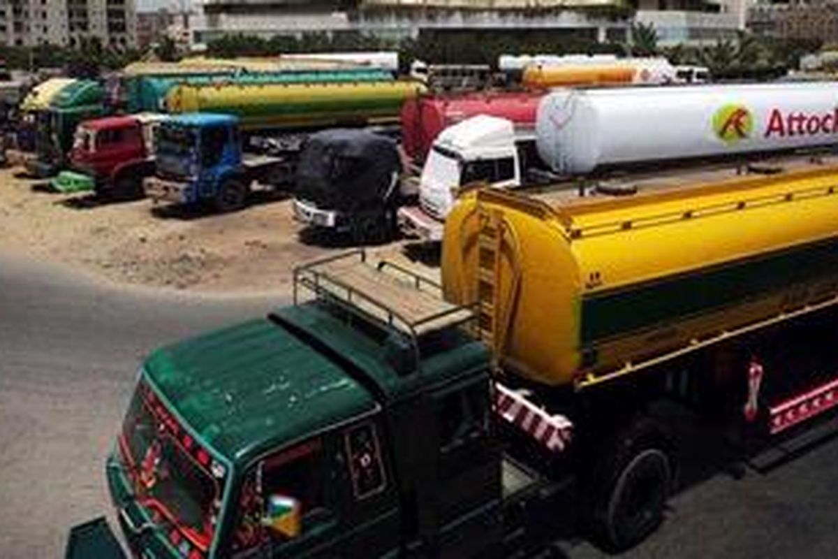 Truk-truk tangki pengangkut bahan bakar bagi pasukan NATO di Afganistan diparkir dekat terminal pengisian BBM di Karachi, Pakistan, Rabu (16/5/2012).  