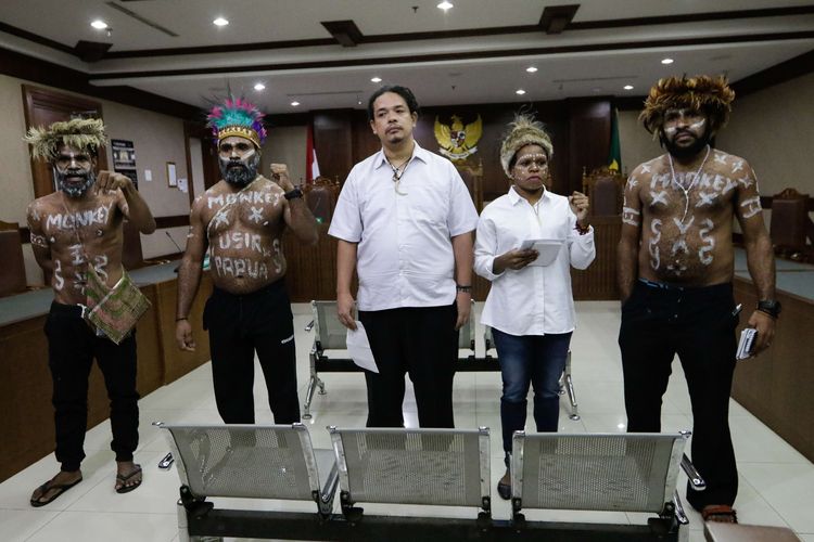 A file photo of human rights activist Surya Anta Ginting (Center) and four other activists in Central Jakarta District Court dated January 27, 2020. 