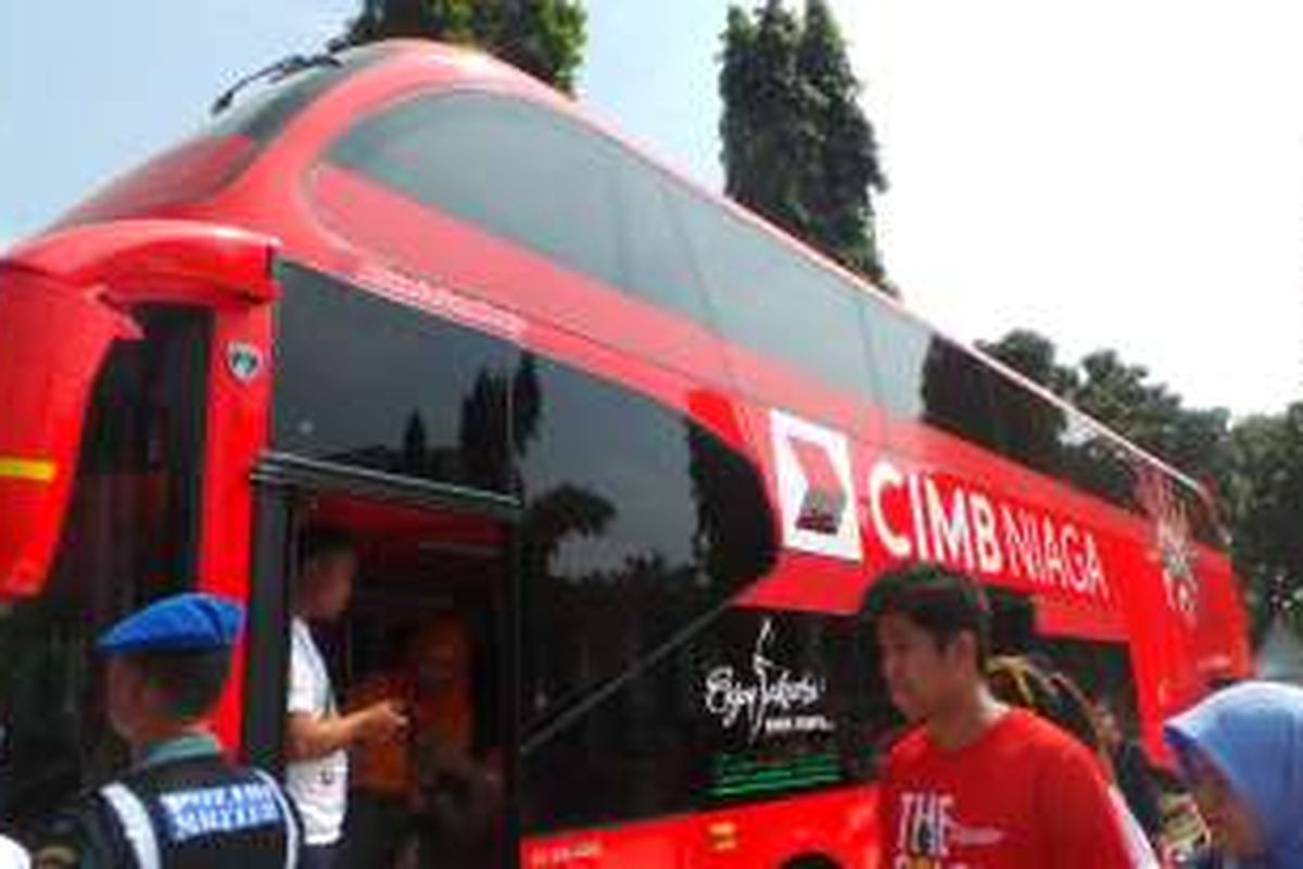 Bank CIMB Niaga menyumbang sebuah bus tingkat wisata kepada Pemprov DKI Jakarta, Minggu (7/8/2016). Bus ini merupakan bus tingkat ke-14 yang dimiliki Pemprov DKI Jakarta. 