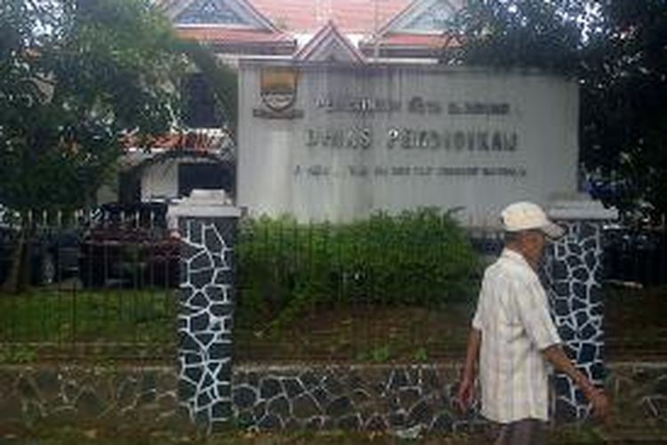  Kantor Dinas Pendidikan Kota Bandung (Disdik) disatroni pencuri. Diduga, pencuri beraksi pada Senin (25/11/2013) dini hari.