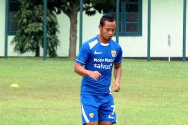 Kapten Persib Bandung, Atep, saat berlatih di Pusat Pendidikan Polisi Militer (Pusdikpom) Cimahi, Sabtu (28/3/2015) sore. 