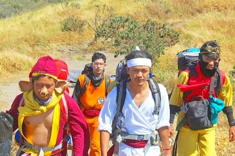 Lilik Rudiyanto (29) dan kawan-kawan saat membersihkan sampah di Gunung Merbabu dengan mengenakan kostum tokoh film.