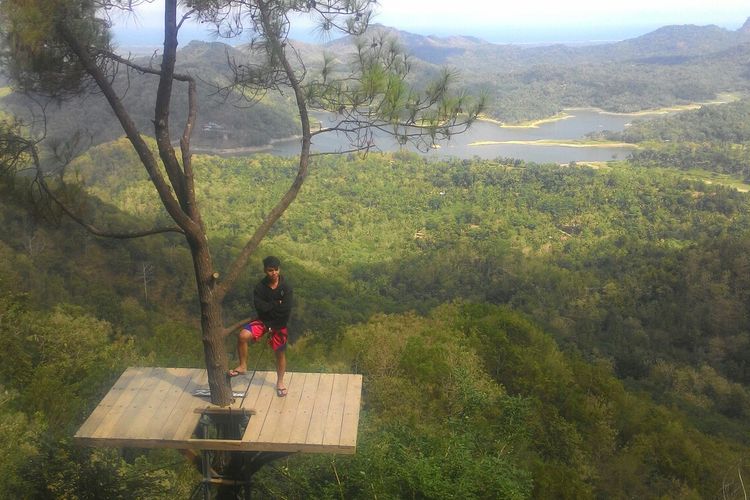 Obyek wisata Kalibiru mengandalkan latar danau Waduk Sermo di Kapanewon Kokap, Kulon Progo, DI Yogyakarta. Kalibiru menutup layanannya sementara pandemi Covid-19, seraya berbenah dan menambah fasilitas sesuai protokol kesehatan.