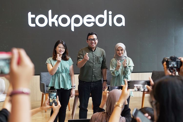 Para pembicara pada acara Media Workshop Sambut Hari Kasih Sayang: Rayakan Cinta yang #SelaluAdaSelaluBisa Bersama Tokopedia, [ki-ka] Pemilik Usaha Lunette Flower and Gift, Chrisfella Cokro Handoyo, bersama Head of External Communications Tokopedia, Ekhel Chandra Wijaya, dan Psikolog Klinis, Irma Gustiana SPsi, MPsi, pada Senin (13/2).