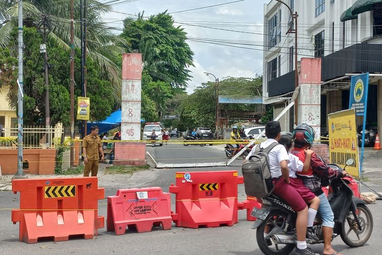 Gapura di Pematangsiantar Ambruk Ditabrak Truk, Pengendara Motor Tertimpa Material Beton