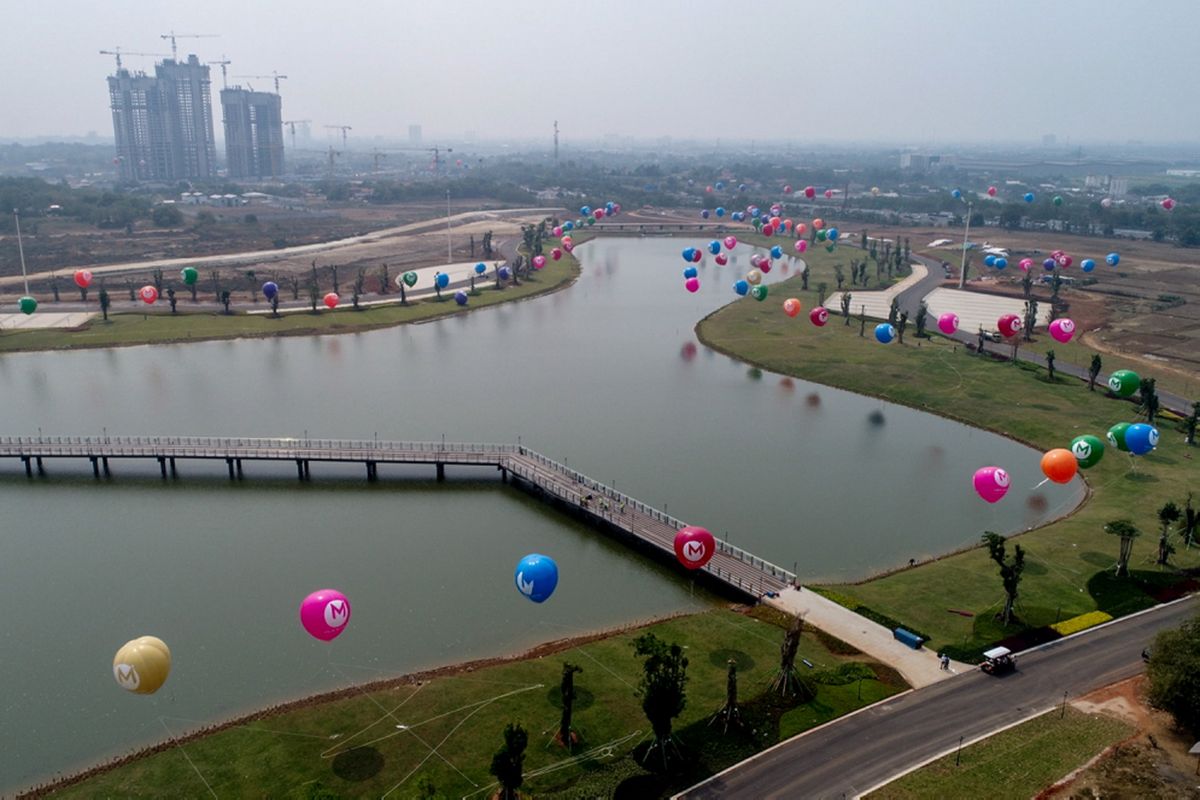 Foto udara kawasan Central Park di kawasan Kota Baru Meikarta, Cikarang, Bekasi, Jawa Barat, Senin (4/9/2017). Meikarta telah membangun central park, yakni sebuah taman terbuka hijau seluas 100 hektar. Taman ini memiliki berbagai tanaman, lengkap dengan kebun binatang mini hingga jogging track.