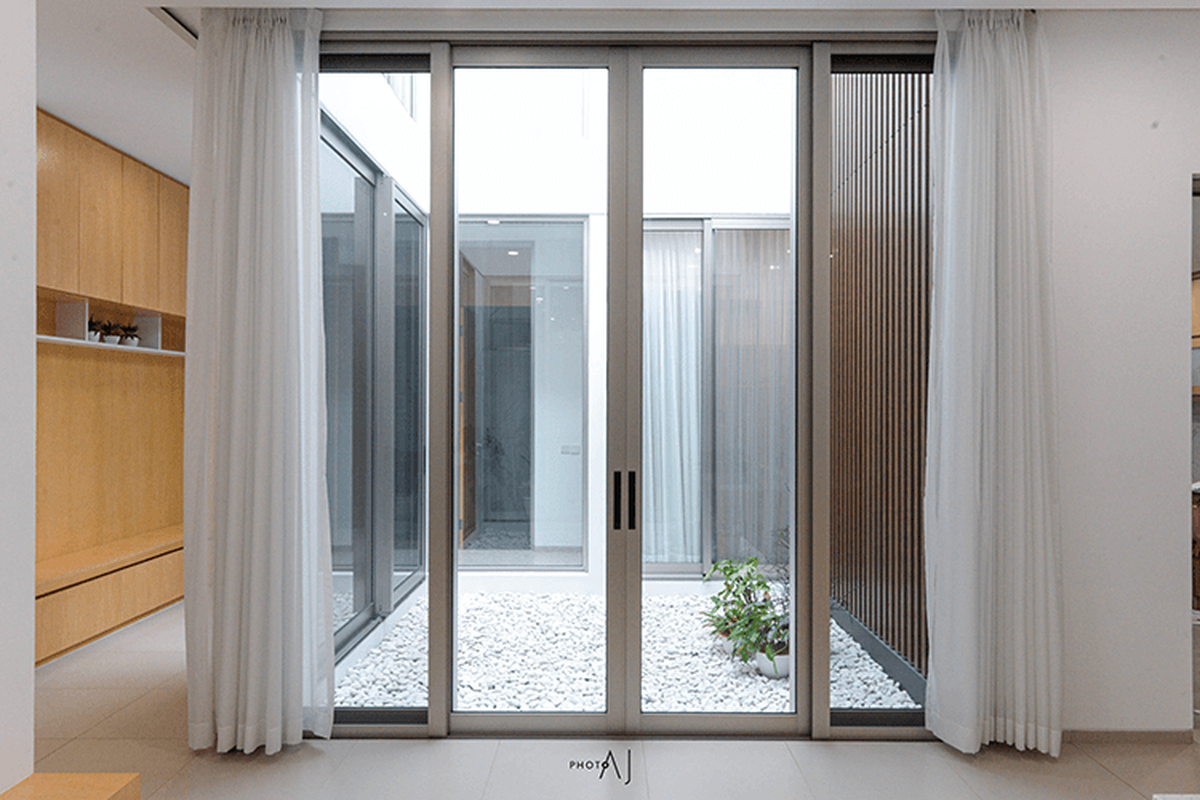 Dry garden courtyard dikelilingi pintu kaca 