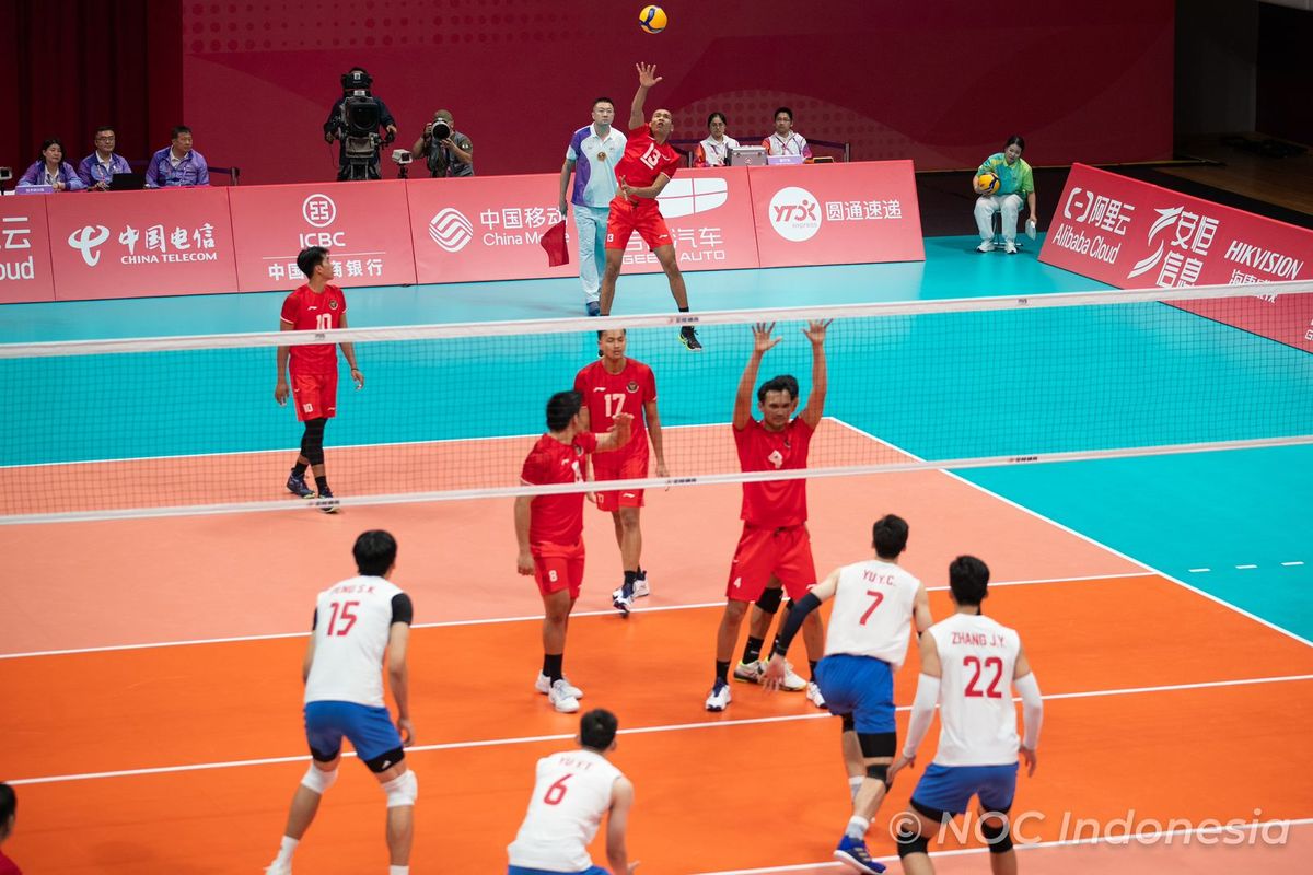 Hernanda Zufli (#13) dalam pertandingan melawan Tim Voli China di babak penyisihan Asian Games 2022 Hangzhou. 