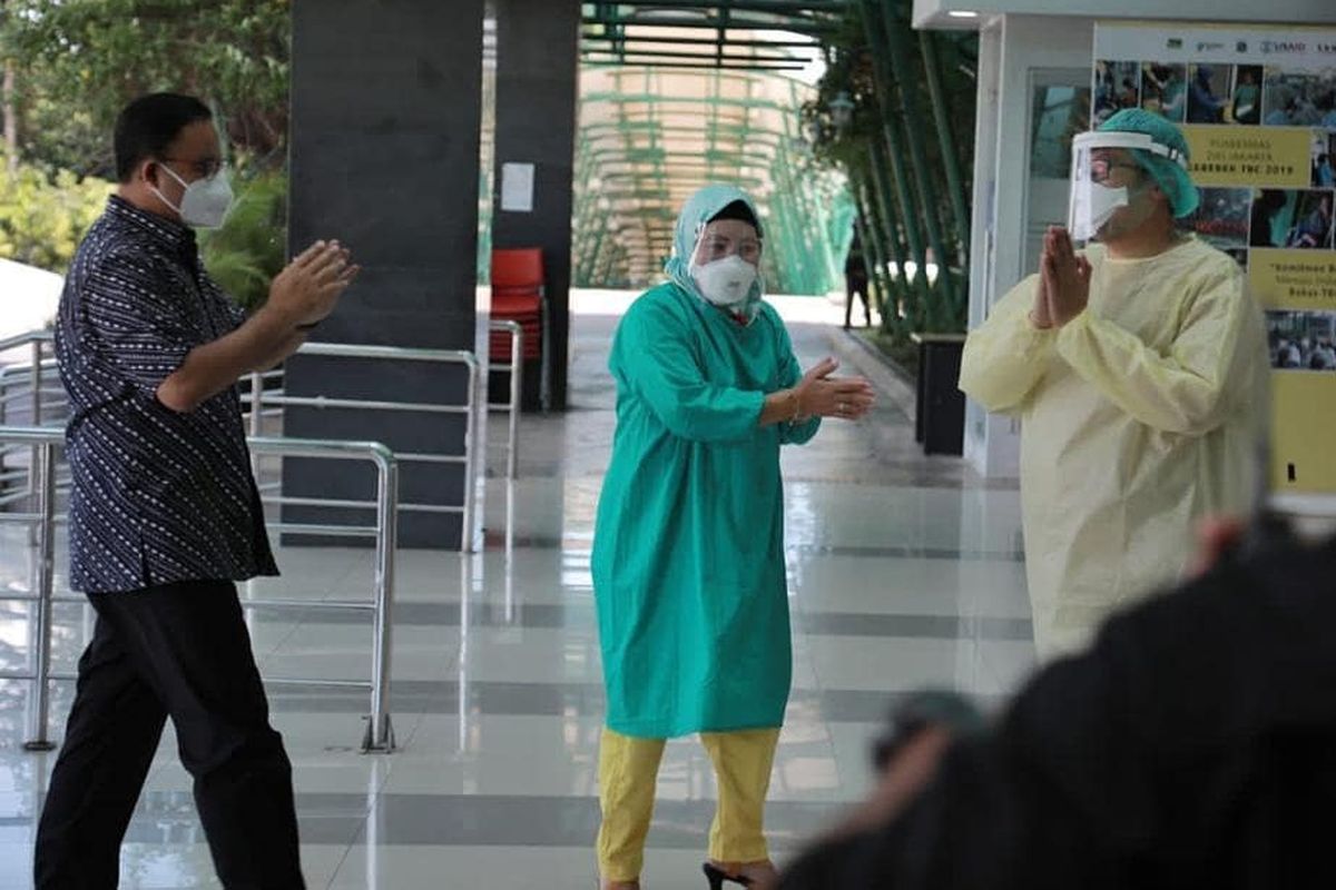 Jakarta Governor Anies Baswedan (left) enters Pasar Minggul Hospital in Jakarta on Tuesday, December 1, following his first checkup after testing positive for Covid-19 the previous day