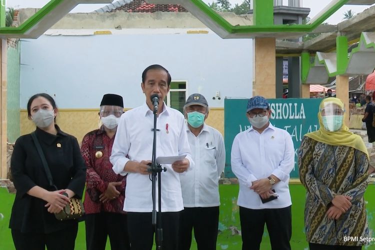 Foto tangkapan layar YouTube Sekretariat Presiden: Presiden Joko Widodo meninjau lokasi terdampak gempa di Desa Majang Tengah, Kabupaten Malang, Jawa Timur, Kamis (29/4/2021). 