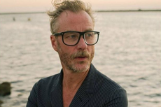 Lirik dan Chord Lagu Distant Axis dari Matt Berninger