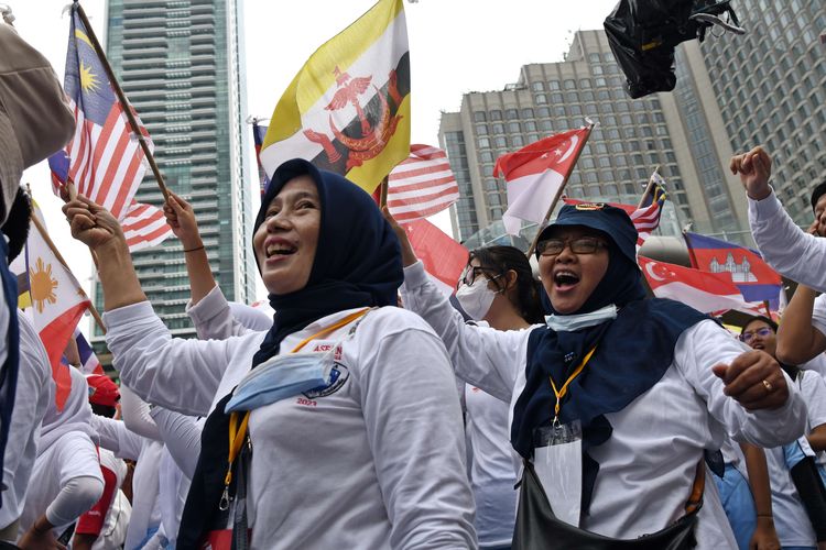 Sejumlah warga mengibarkan bendera negara anggota ASEAN dalam acara kick off keketuaan Indonesia dalam ASEAN 2023 di kawasan Bundaran Hotel Indonesia (HI), Jakarta, Minggu (29/1/2023).  Acara tersebut menjadi awal rangkaian kegiatan yang puncaknya akan berlangsung dua kali yakni Konferensi Tingkat Tinggi (KTT) ASEAN pada Mei 2023 di Labuan Bajo, Provinsi Nusa Tenggara Timur (NTT) dan KTT ASEAN Plus di Jakarta pada September 2023.