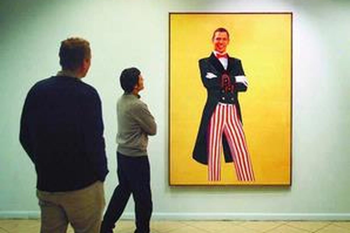 Pengunjung mengamati lukisan karya pelukis Rusia, Farid Bogdalov, Moskwa, Kamis (13/11). Barack Obama dilukiskan berpakaian sebagai Paman Sam (Uncle Sam) yang dipajang di sebuah galeri di Moskwa. 