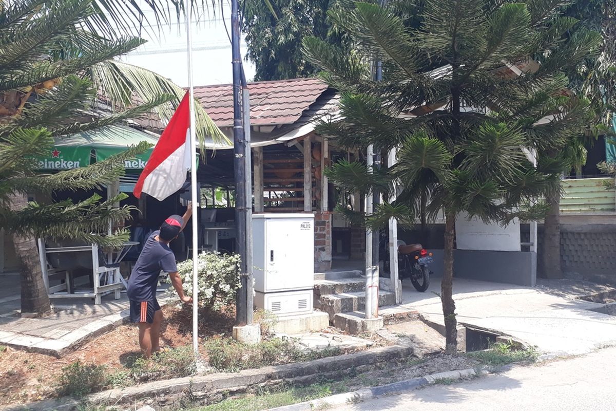 Warga RW 013, Kelurahan Jatirasa, Kecamatan Jatiasih, Kota Bekasi kompak pasang bendera setengah tiang, Kamis (12/9/2019).