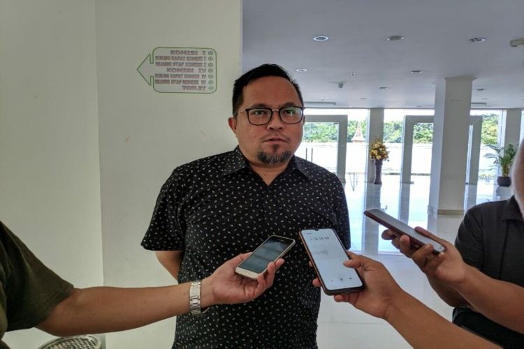 Anggota DPRD Sulut Richard Sualang saat diwawancara di kompleks kantor DPRD Sulut, Selasa (10/3/2020) pukul 13.28 WITA