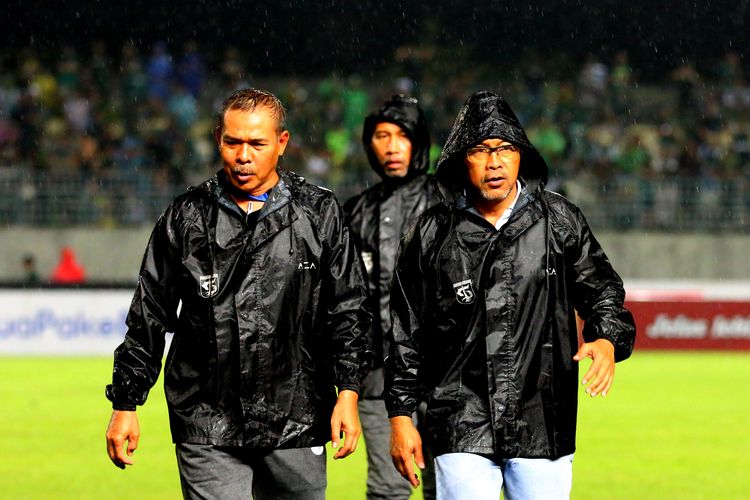 Pelatih Persebaya Surabaya Aji Santoso seusai pertandingan pekan ke-34 Liga 1 2022-2023 melawan Dewa United yang berakhir dengan skor 3-0 di Stadion Gelora Joko Samudro Gresik, Sabtu (15/4/2023) malam.