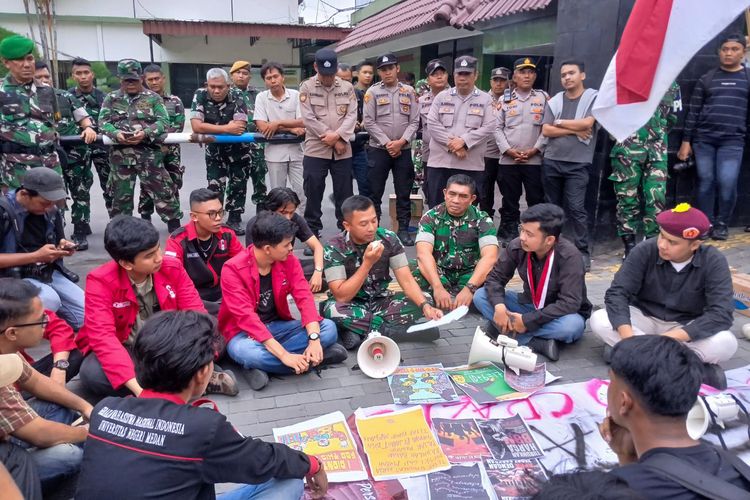 Digeruduk Mahasiswa soal Dugaan Pembunuhan oleh Oknum TNI, Dandim 0201 Janji Tindak Anggotanya Jika Terlibat