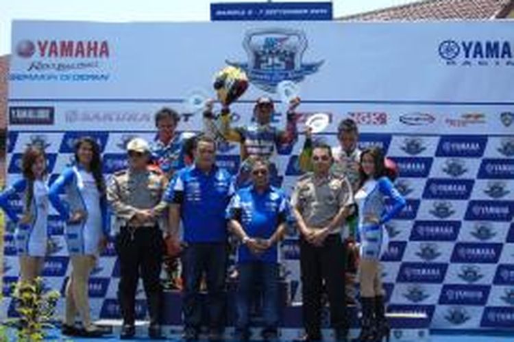 Gubernur Provinsi Bangka Belitung Rustam Effendi (tengah berkacamata hitam) di podium kelas YCR 1 Yamaha Cup Race Seri 6 di Bangka, Minggu (7/9/2014).